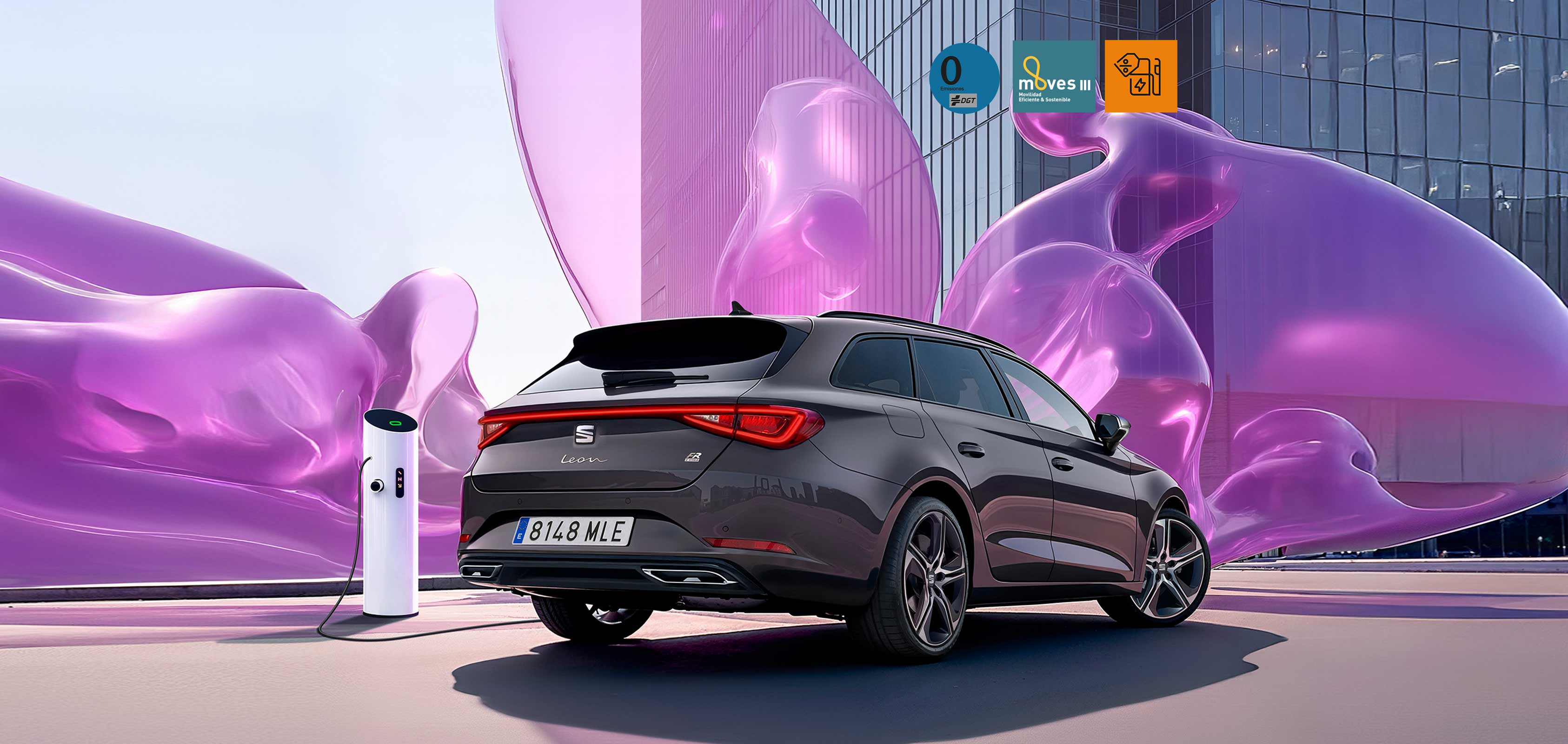 SEAT León Sportstourer familiar deportivo híbrido enchufable en color magnetic tech cargando la batería en punto de carga público de oferta en Canarias 