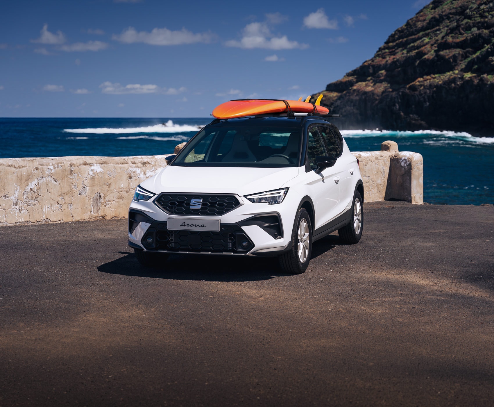Vista completa de un SEAT Arona 2026 aparcado al aire libre.