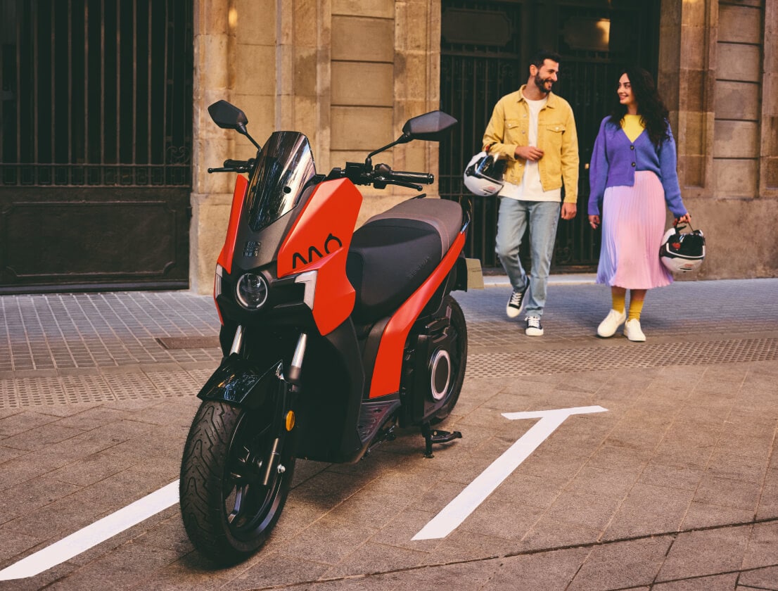 Scooter SEAT MÓ 125 eléctrico aparcado en la playa 